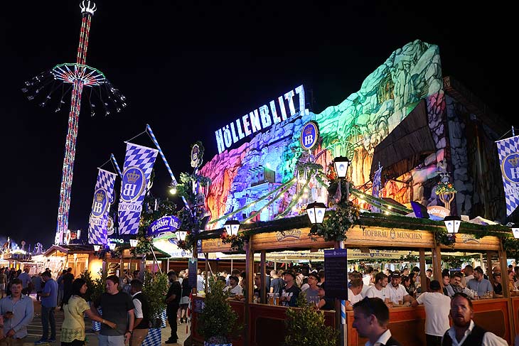 großer Andrang für eine Fahrt auf dem Höllenblitz auf dem Oktoberfest 2023 (©Foto: Martin Schmitz)